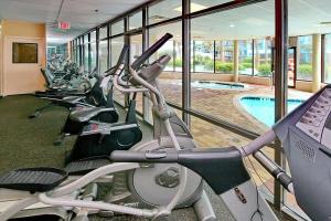 um ginásio com filas de bicicletas ergométricas e uma piscina em The Palace Resort Unit 2310 em Myrtle Beach