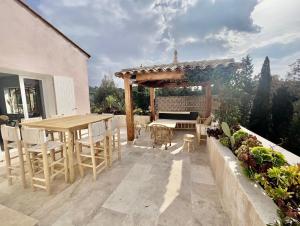 Zdjęcie z galerii obiektu Jolie villa vue sur la canopée proche plages et port de Issambres w mieście La Garonnette-Plage