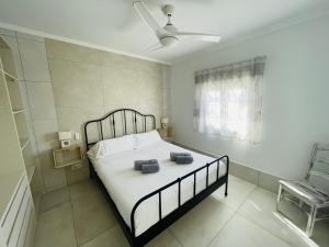 - une chambre avec un lit, un ventilateur et une chaise dans l'établissement La Terraza, à Playa Blanca