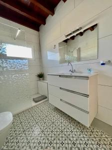 La salle de bains est pourvue d'un lavabo et de toilettes. dans l'établissement La Terraza, à Playa Blanca