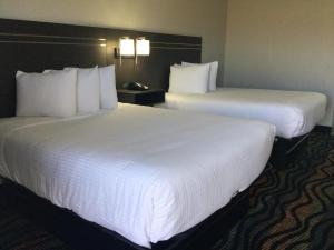 Postel nebo postele na pokoji v ubytování Americas Best inn