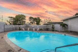 Una gran piscina azul en un patio. en 4 Rehoboth Beach House --- 20494 Coastal Highway #4, en Rehoboth Beach