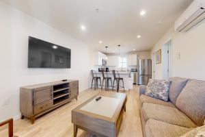 una sala de estar con un sofá y una mesa en 4 Rehoboth Beach House --- 20494 Coastal Highway #4, en Rehoboth Beach
