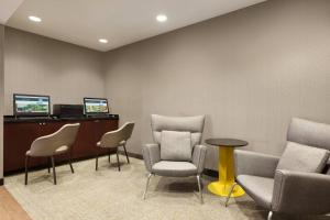 uma sala de espera com cadeiras e uma mesa em Springhill Suites by Marriott West Palm Beach I-95 em West Palm Beach