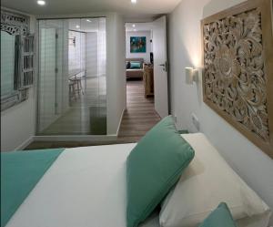 リスボンにあるCasinha dos Remédiosのベッドルーム(白いベッド、緑の枕付)