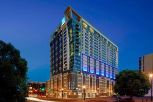 un grand bâtiment avec des lumières bleues au-dessus dans l'établissement AC Hotel Nashville Downtown, à Nashville