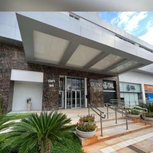 Blend HotelStyle في غويانيا: مبنى فيه باب زجاجي كبير فيه نباتات