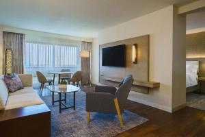 TV a/nebo společenská místnost v ubytování The Westin O'Hare