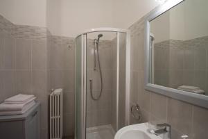 A bathroom at Palazzo di Primavera Guest House