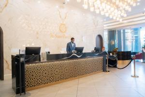 哈利法克斯The Sutton Place Hotel Halifax的大堂,接待台有两名男士