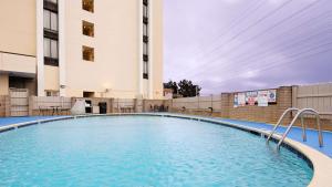 a large swimming pool in front of a building at Best Western Plus Grosvenor Airport Hotel in South San Francisco