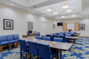 een vergaderzaal met tafels en stoelen en een whiteboard bij Best Western Plus Big America in Santa Maria +27 foto's