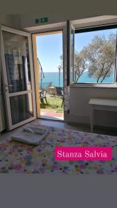 una porta aperta con vista sull'oceano di Perla del Levante Hostel a Framura