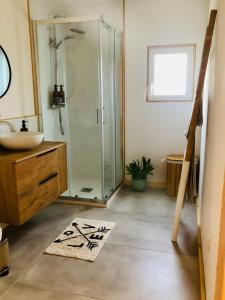 uma casa de banho com um chuveiro e um lavatório. em cabaña CasaOtto em Los Caños de Meca
