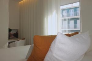 sala de estar con sofá blanco y ventana en Sweet Dreams in Braga, en Braga