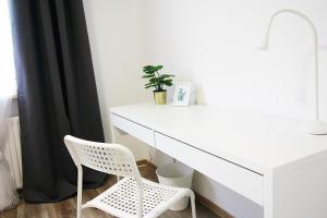 a white desk with a chair next to a window at SH Team Lodges 4 Apartments für max 19 Personen l Monteure l Messe l Business in Duisburg