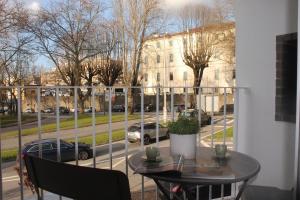 einen Tisch und Stühle auf einem Balkon mit Straßenblick in der Unterkunft Sweet Dreams in Braga in Braga