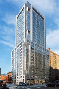 um edifício alto com muitas janelas em Courtyard New York Manhattan/Midtown West em Nova York