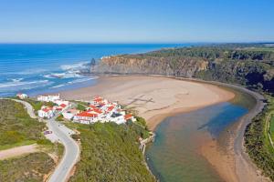 una vista aérea de una playa junto al océano en Casa14 en Odeceixe