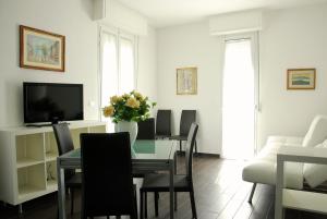 a living room with a table and chairs and a television at Casa Vacanze Aurora Centro in Rimini