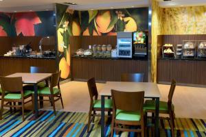 Restoran ili neka druga zalogajnica u objektu Fairfield Inn & Suites by Marriott Omaha West