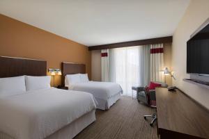 Postel nebo postele na pokoji v ubytování Four Points by Sheraton Seattle Airport South + 24 fotografií