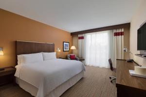 Postel nebo postele na pokoji v ubytování Four Points by Sheraton Seattle Airport South