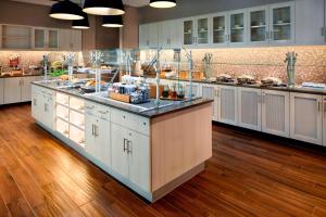 cocina grande con armarios blancos y encimera en SpringHill Suites by Marriott Columbus Easton Area, en Columbus