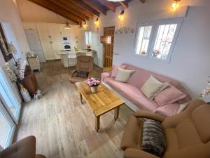 內爾哈的住宿－CASA NOAH，客厅配有粉红色的沙发和桌子