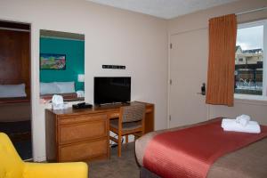 TV a/nebo společenská místnost v ubytování Bowmont Motel