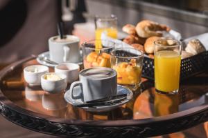 un vassoio di prodotti per la colazione e bevande su un tavolo di Altos del Champaqui a Villa Carlos Paz