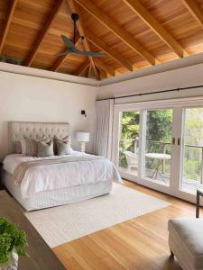 Postel nebo postele na pokoji v ubytování Sydney’s Northern Beaches Waterfront Paradise