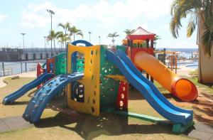 um parque infantil numa praia com escorrega em Flat Lake Side Linda Vista Lago c/banheira em Brasília