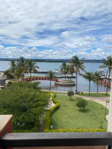 uma vista para a água a partir da varanda de um resort em Flat Lake Side Linda Vista Lago c/banheira em Brasília