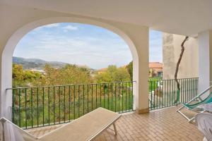 balcón con mesa, sillas y vistas en Il Poggio di Poiolo, en San Bartolomeo al Mare