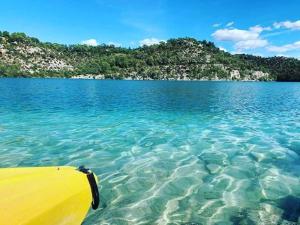 坎松coté verdon 2的岛屿旁边水中的一艘黄色皮划艇