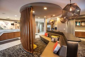 GahannaにあるSpringHill Suites Columbus Airport Gahannaのリビングルーム(ソファ、テーブル付)