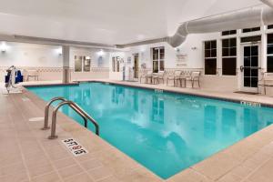格林斯伯勒的住宿－Residence Inn by Marriott Greensboro Airport，蓝色海水大型游泳池