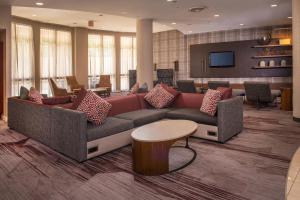 a living room with a couch and a table at Courtyard Fort Meade BWI Business District in Annapolis Junction