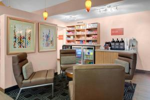 uma sala de espera numa farmácia com cadeiras e um balcão em TownePlace Suites Wichita East em Wichita