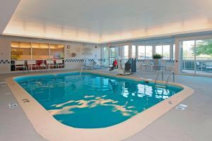 a large swimming pool in a large building at Fairfield Inn & Suites by Marriott Bloomington in Bloomington