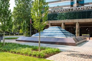 een fontein voor een gebouw voor een gebouw bij JW Marriott Atlanta Buckhead in Atlanta