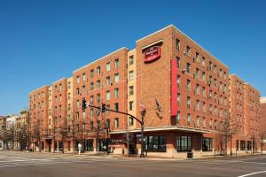 un gran edificio de ladrillo rojo con un cartel de cocacola. en Residence Inn Louisville Downtown, en Louisville