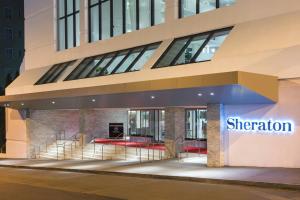 Sheraton Grand Nashville Downtown في ناشفيل: اطلالة على مدخل مبنى الشيرتون