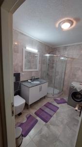 e bagno con lavandino, servizi igienici e doccia. di شقة مفروشة في اسطنبول Furnished Apartment in Istanbul a Esenyurt