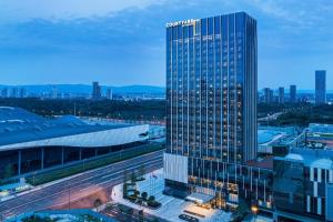 成都市にあるCourtyard by Marriott Chengdu Southの市街地の高層ビルの眺望