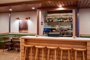 un bar con sillas y un mostrador con bar en Fairfield Inn & Suites by Marriott Columbus, IN en Columbus