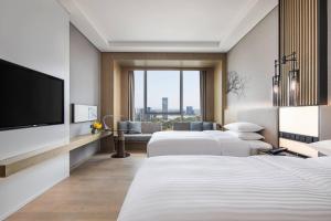 成都市にあるCourtyard by Marriott Chengdu Southのベッド2台と薄型テレビ付きのホテルの部屋 +37枚の写真