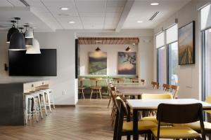 a dining room with a table and chairs at Fairfield Inn & Suites by Marriott Pottstown Limerick in Pottstown