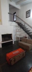 - un salon avec un canapé et un escalier dans l'établissement Casa en colonia para 7 personas, à Colonia del Sacramento